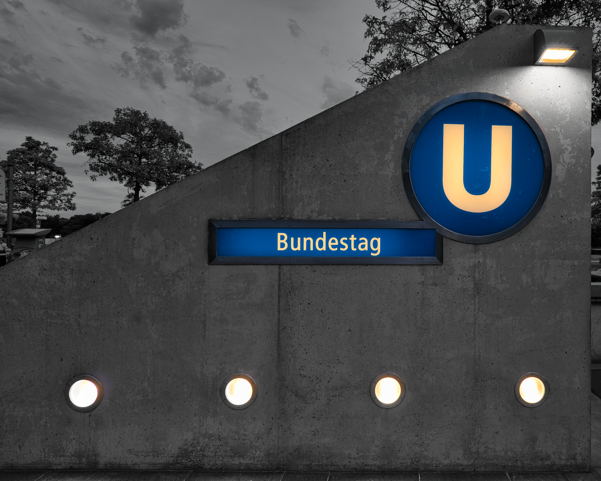 Eingang zum U-Bahnhof "Bundestag"